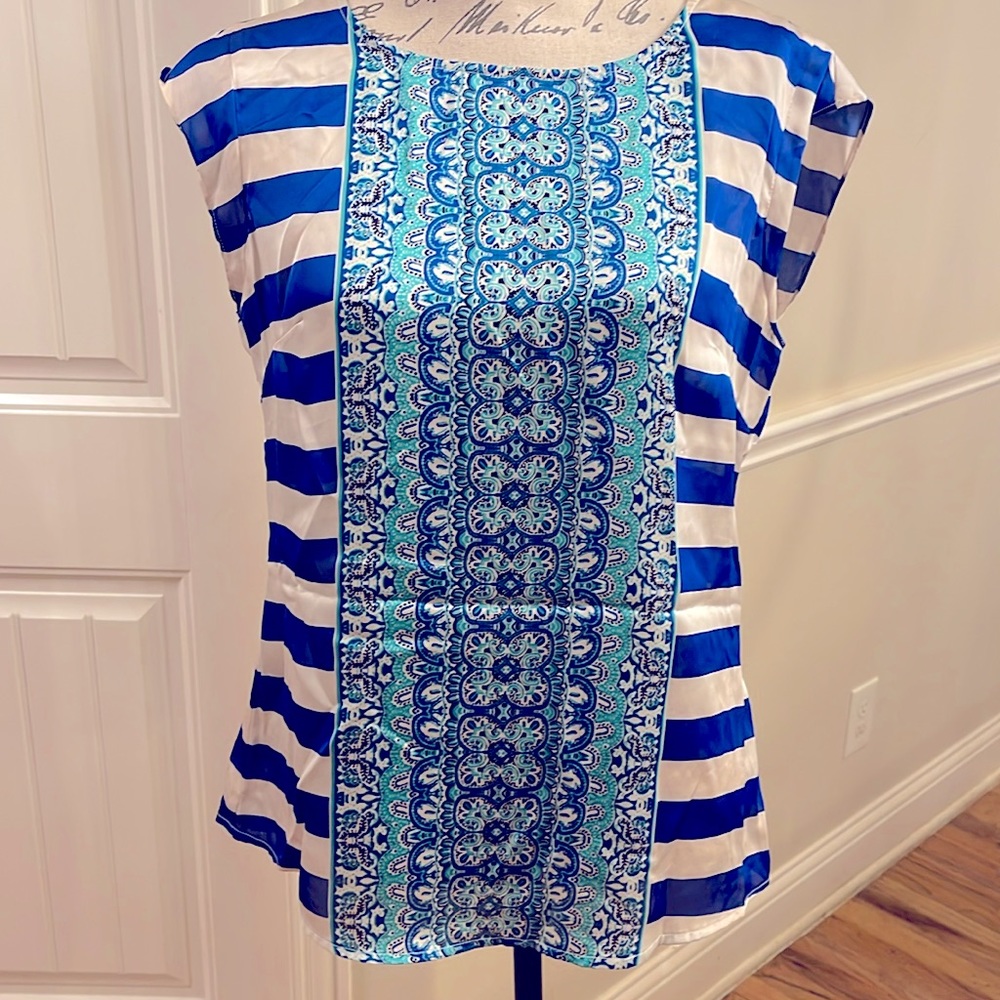 The limited women’s sleeveless blouse size medium.
